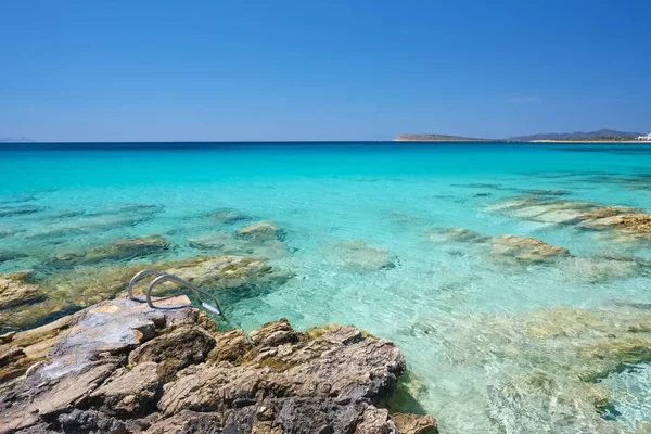 Stenig Strand Med Lugnt Vatten Paros Kykladerna Grekland — Stockfoto