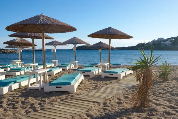 Umbrellas Sunbeds Sandy Beach Turquoise Sea Water Village Batsi Andros — Stock Photo, Image