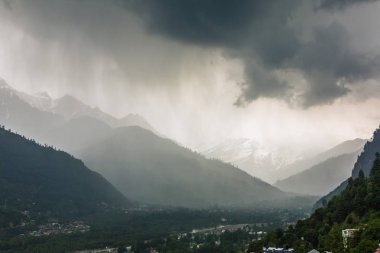 Muson sezonu Kullu Valley, Himachal Pradesh, Hindistan