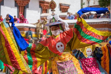 Leh, Hindistan - 4 Temmuz 2017: tanımlanamayan rahipler dini Hemis manastırda Budist festival süresince maskeli gerçekleştirme maskeler
