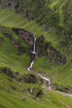 Şelale Rohtang pası, Himachal Pradesh, Hindistan gördüm güzel yeşil vadi içinde