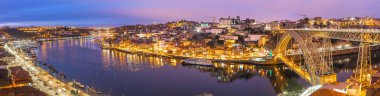Ponte ile Porto tarihi şehir panoraması Dom Luiz köprü Douro Nehri üzerinde gece, Portekiz
