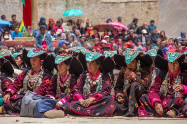 Lamayuru, Hindistan - 19 Haziran 2017: etnik geleneksel Ladakhi headdress giyiyor tanımlanamayan zanskari kadınlar