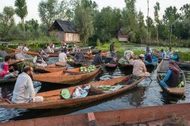 Srinagar, Hindistan - 16 Haziran 2017: sabah erkenden Srinagar, Kaşmir Dal gölde yüzen Pazar için ürün alarak tanımlanamayan sebze satıcıları