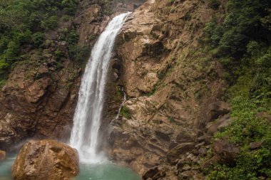 gökkuşağı şelale: Meghalaya, kuzeydoğu Hindistan Nongriat köyü yakınındaki