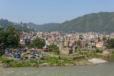 Mandi kenti Himachal Pradesh, Hindistan gözlemleyerek