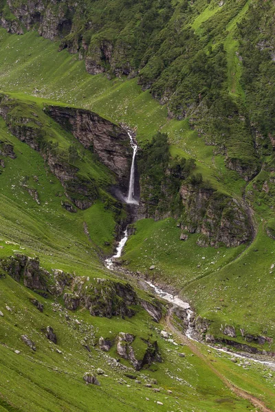 Şelale Rohtang pası, Himachal Pradesh, Hindistan gördüm güzel yeşil vadi içinde