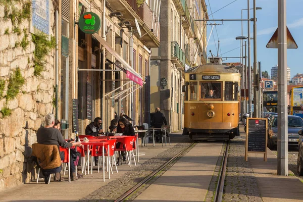 Порту Португалия Января 2018 Года Старый Трамвай Проходит Мимо Уличного — стоковое фото