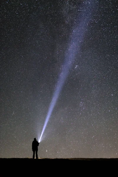 Silueta Turista Con Linterna Observando Hermoso Cielo Nocturno Azul Con —  Fotos de Stock