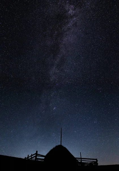 Silueta Paja Apilada Contra Cielo Nocturno Con Estrellas Vía Láctea —  Fotos de Stock