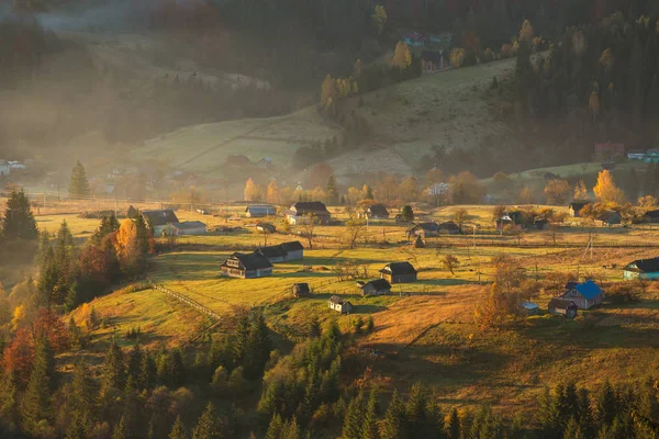Paisagem Outono Colorido Aldeia Montanha Montanhas Dos Cárpatos Ucrânia — Fotografia de Stock