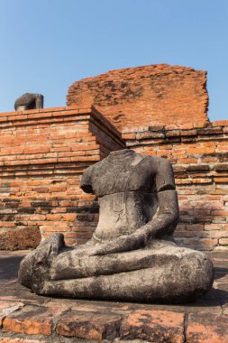Wat Mahathat, Ayutthaya, Tayland, tapınak duvar boyunca birçok başsız Buda