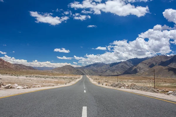 Estrada Vazia Desaparecendo Nas Montanhas Himalayas Ladakh Norte Índia — Fotografia de Stock