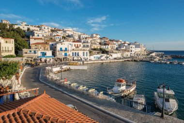 Pitoresk Batsi köy Andros Adası, Kiklad Adaları, Yunanistan
