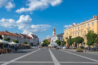 Vilnius, Litvanya - 28 Mayıs 2018: The Town Hall Square (Rotuses aikste) Vilnius, Litvanya