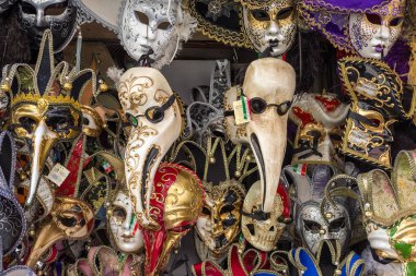 Venice, İtalya - 23 Mart 2018: Çeşitli Venedik Maske Satılık Venedik, İtalya