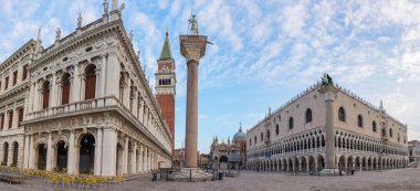 Venice, İtalya - 21 Mart 2018: Güneşli gün panorama görünümünü San Marco Meydanı ile Doge Sarayı Venedik, İtalya