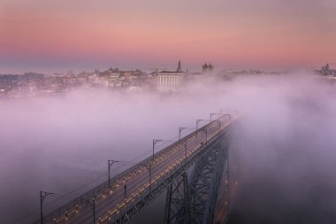 Ünlü köprü Ponte dom Luis kaplı sabah sis ile gündoğumu sırasında Porto, Portekiz