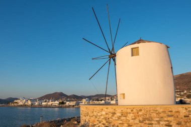 Geleneksel Kikladik fırıldak günbatımı, Paros Adası, Kiklad Adaları, Yunanistan