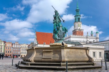Poznan, Polonya - 30 Mart 2018: Neptün Çeşmesi Belediye Binası Kulesi eski kasaba Poznan, Polonya için Ana Pazar (Rynek) meydanında arka planda