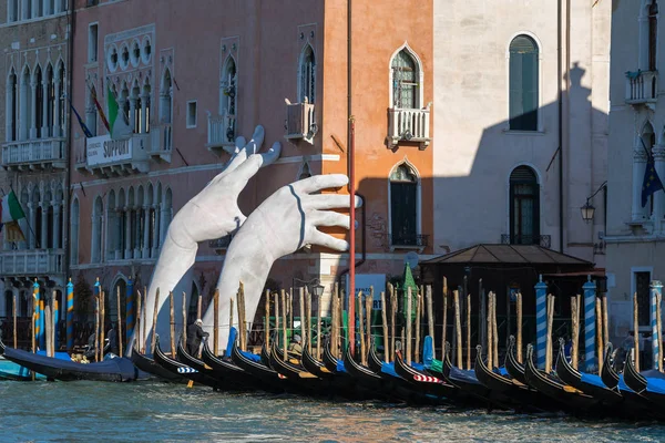 Veneza Itália Março 2018 Mãos Gigantes Sobem Água Grande Canal — Fotografia de Stock