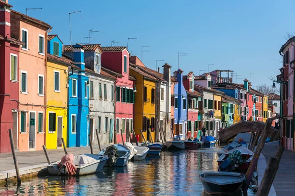 Burano, Venedik, İtalya 'daki renkli evler.