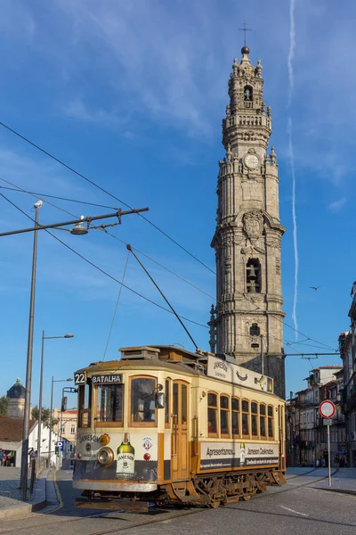 Porto Portugal Janeiro 2018 Velho Bonde Famosa Torre Torre Dos — Fotografia de Stock