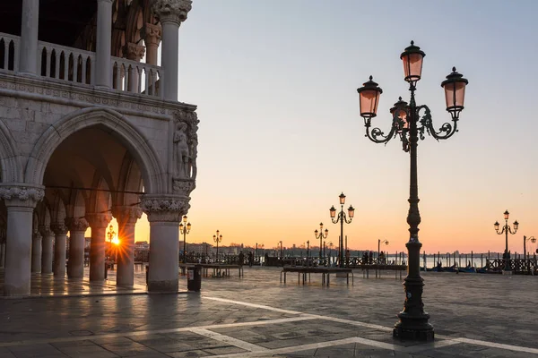 ヴェネツィア イタリアの日の出でサン マルコ広場にドージェの美しい宮殿 — ストック写真