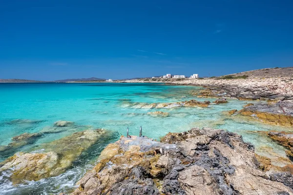 Пляж Роки Удивительной Спокойной Водой Острове Парос Киклад Греция — стоковое фото