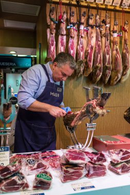 Barcelona, İspanya - 27 Mart 2018: Mercat de la Boqueria Barcelona, İspanya, kasap. Bu Pazar beri 1217 bilinir.