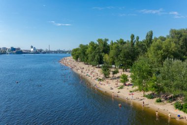 Kiev, Ukrayna - 5 Ağustos 2017: Kumsalda Trukhaniv Adası'nda Dnipro Nehri'nin Kiev, Ukrayna.
