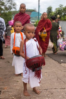 Kyaikhtiyo, Myanmar - 16 Ekim 2016: Genç Budist acemiler ve rahipler her gün sadaka Kyaiktiyo pagoda veya altın rock, Myanmar yanında toplama.