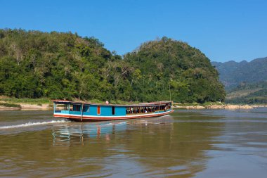 Laos Mekong Nehri üzerinde tekne