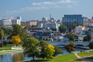 Minsk, Beyaz Rusya'nın tarihi merkezinin panoramik sonbahar görünümü. Svisloch nehir ve ünlü Zybickaya sokak görünümü
