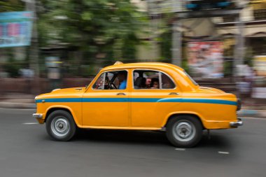 Kolkata, Hindistan sokaklarında sürüş Hint sarı Büyükelçi taksi