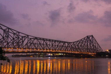 Howrah bridge - Kolkata, Hindistan gece boyunca Hooghly nehrinde tarihi kapanır köprü prensibine göre