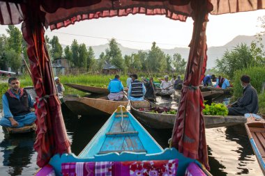 Srinagar, Hindistan - 16 Haziran 2017: üretmek yüzen Pazar sabahları erkenden Srinagar, Kaşmir gölde Dal alarak tanımlanamayan sebze satıcıları. Geleneksel shikara tekne görüntülemek