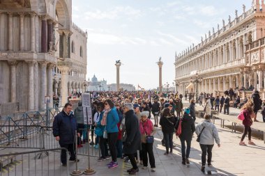 Venice, İtalya - 21 Mart 2018: Turist kalabalığından San Marco Meydanı Venedik, İtalya
