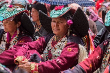 Lamayuru, Hindistan - 19 Haziran 2017: turkuaz taşlarla etnik geleneksel Ladakhi headdress giyiyor tanımlanamayan Zanskari kadınlar Perakh Perak, Ladakh, Hindistan denir