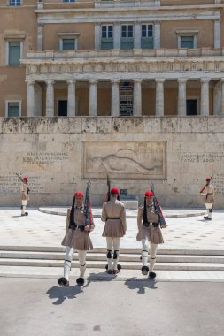 Atina, Yunanistan - 6 Haziran 2018: Guard töreni değiştirmeyi Yunan Parlamento Binası önünde yer alır