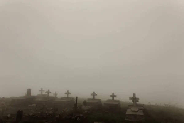 十字架で古いキリスト教の墓地 コピー スペースを持つモノクロ写真 暗い気分はハロウィンのコンセプト — ストック写真