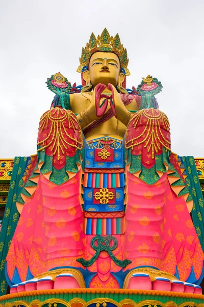 Статуя Будды Майтреи Гималаями Сзади Монастыре Дискит Нобра Валли Ладакх — стоковое фото