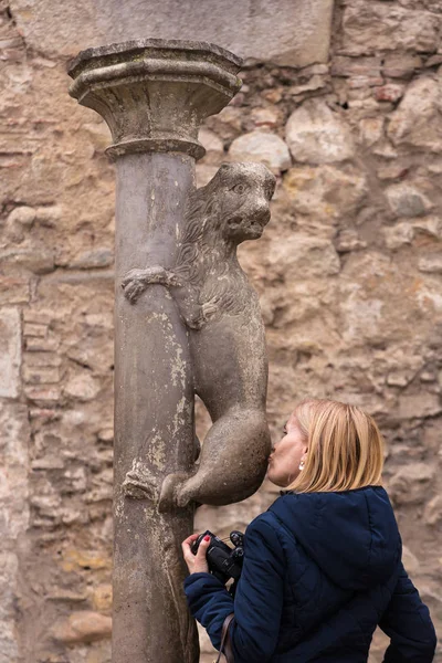 Girona Spanien März 2018 Touristin Küsst Löwin Statue Symbol Der — Stockfoto