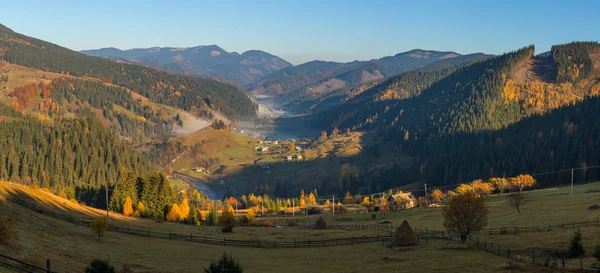 Kleurrijke Herfst Landschap Het Bergdorpje Mistige Ochtend Karpaten Oekraïne — Stockfoto