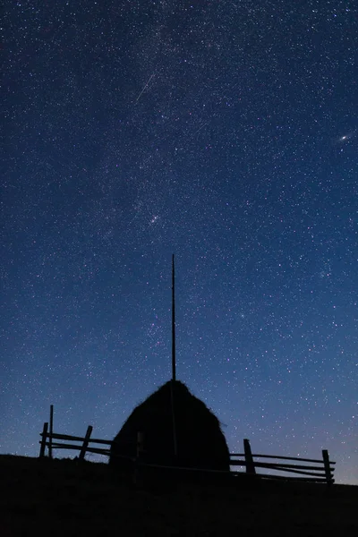 Silueta Una Pila Paja Contra Cielo Nocturno Con Estrellas Vía —  Fotos de Stock