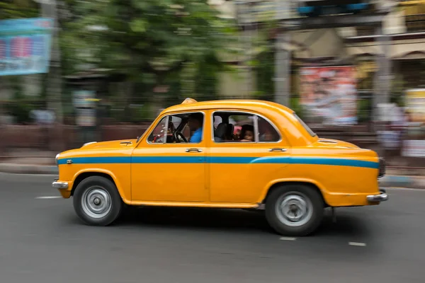 Táxi Embaixador Amarelo Indiano Dirigindo Nas Ruas Kolkata Índia — Fotografia de Stock