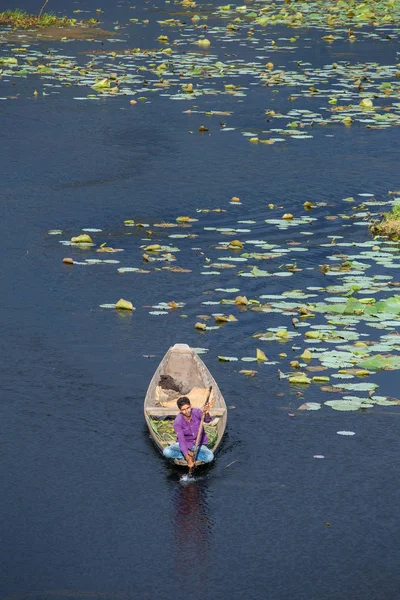 Srinagar India June 2017 Man Riding Shikara Boat Dal Lake — Stock Photo, Image