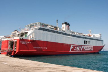Rafina, Yunanistan - 15 Mayıs 2018: Fastferries Şirket tekne Rafina bağlantı noktası için gelen. Fastferries şirket Yunanistan'da faaliyet en büyük Yunan nakliye şirketlerinden biridir.