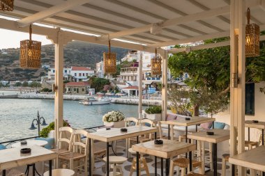Andros Adası, Kiklad Adaları, Yunanistan pitoresk Batsi köy restoranında sıcak yaz