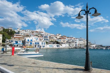 Pitoresk Batsi köy Andros Adası, Kiklad Adaları, Yunanistan